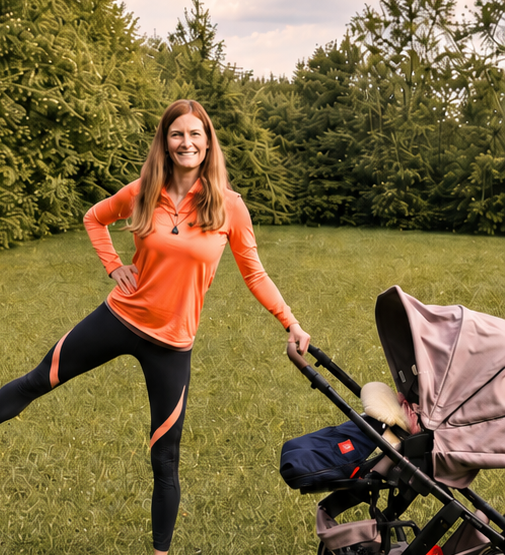 Mama beim Outdoor-Fitnesskurs mit Kinderwagen